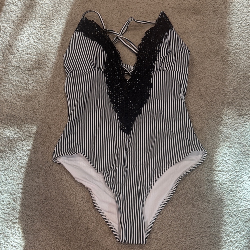 NWT Cupshe Black and White Striped Lace-Trim One-Piece Swimsuit Size Medium